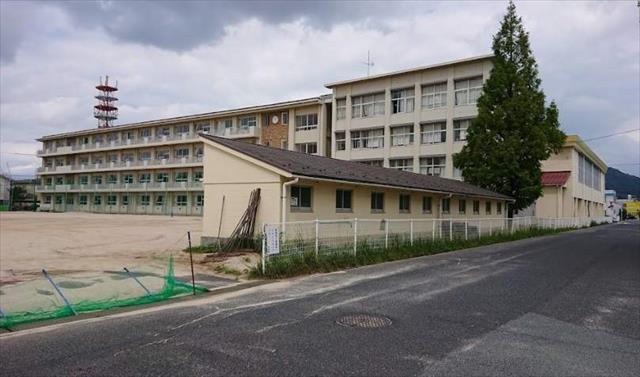 中学校　南中学校（中学校）まで827m