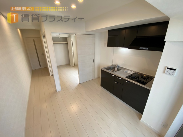 居室・リビング　黒のアクセントキッチン。