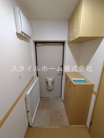 玄関　別部屋写真です。