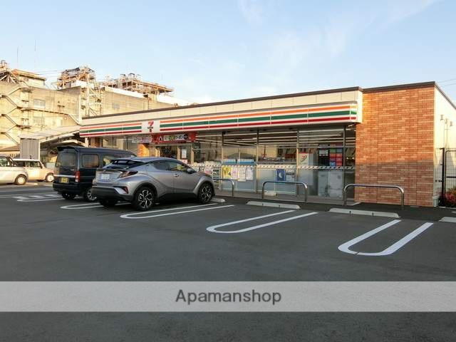 コンビニ　セブンイレブン（コンビニ）まで302m