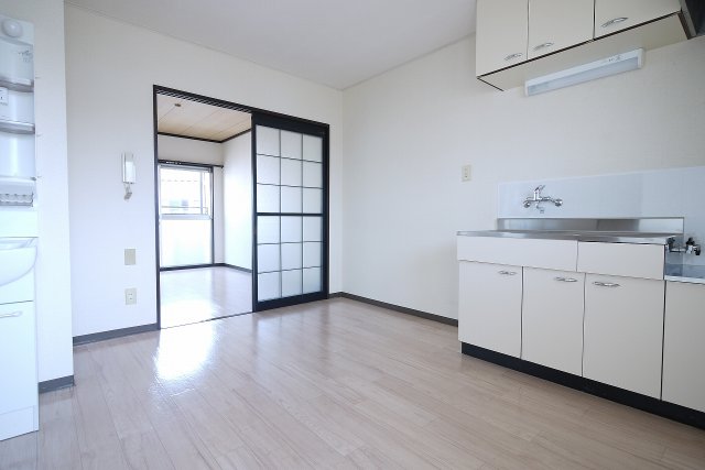 キッチン　※写真は別の部屋のものです。