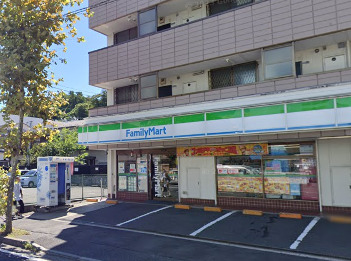 コンビニ　ファミリーマート（コンビニ）まで1647m