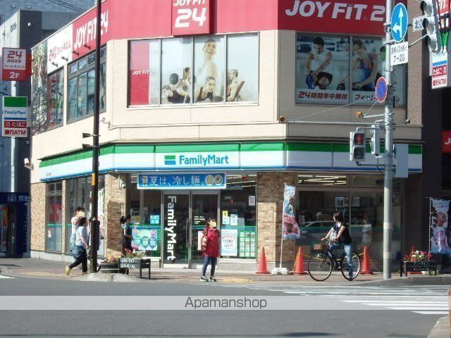 コンビニ　ファミリーマート（コンビニ）まで370m