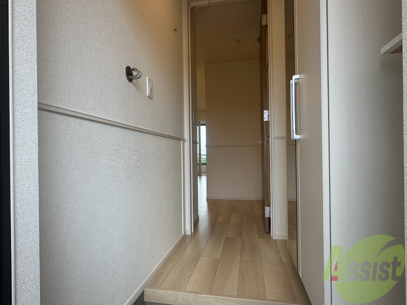 玄関　玄関から撮影しました。明るい印象ですね。