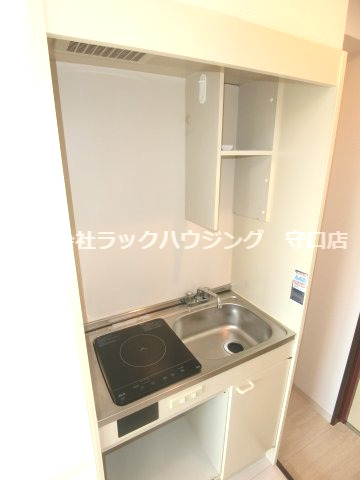 キッチン　反転タイプ 同仕様写真となります。