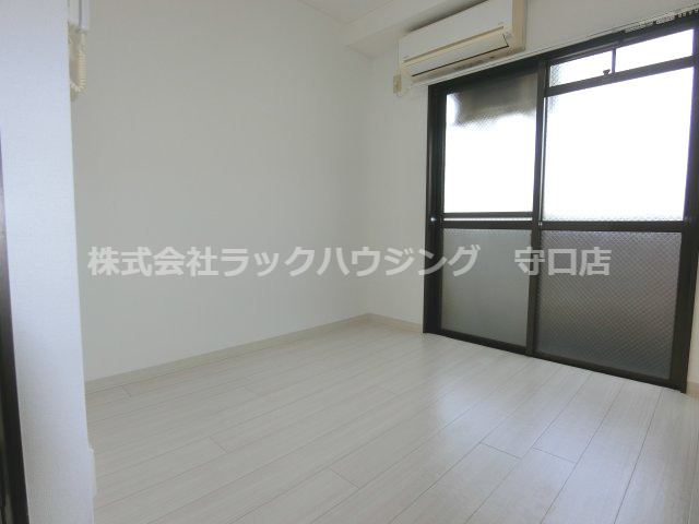居室・リビング　反転タイプ 同仕様写真となります。
