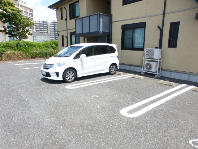 駐車場　敷地内駐車場　7，700円
