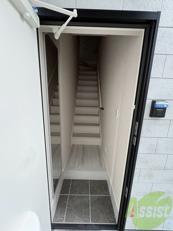 玄関　こちらは玄関になります。扉を開けるととても明るいですね。