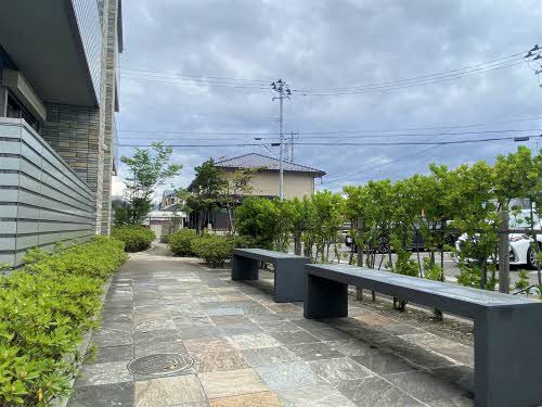 建物外観　ベンチ