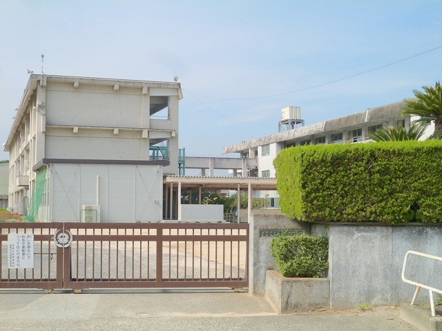 小学校　倉敷市立万寿東小学校（小学校）まで687m