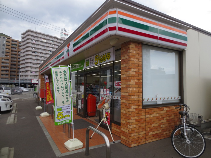 コンビニ　セブン-イレブン（コンビニ）まで265m