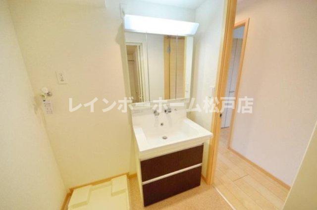 洗面設備　コンパクトで使いやすい洗面所