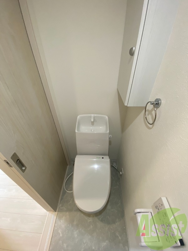 トイレ　トイレは温水洗浄便座付きで、収納スペースもございます