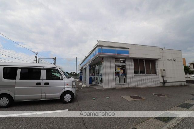 コンビニ　ローソン（コンビニ）まで810m