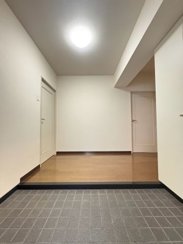 白鷹松下町マンションの玄関写真