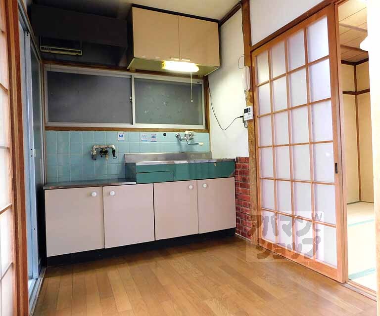 居室・リビング　玄関からすぐです