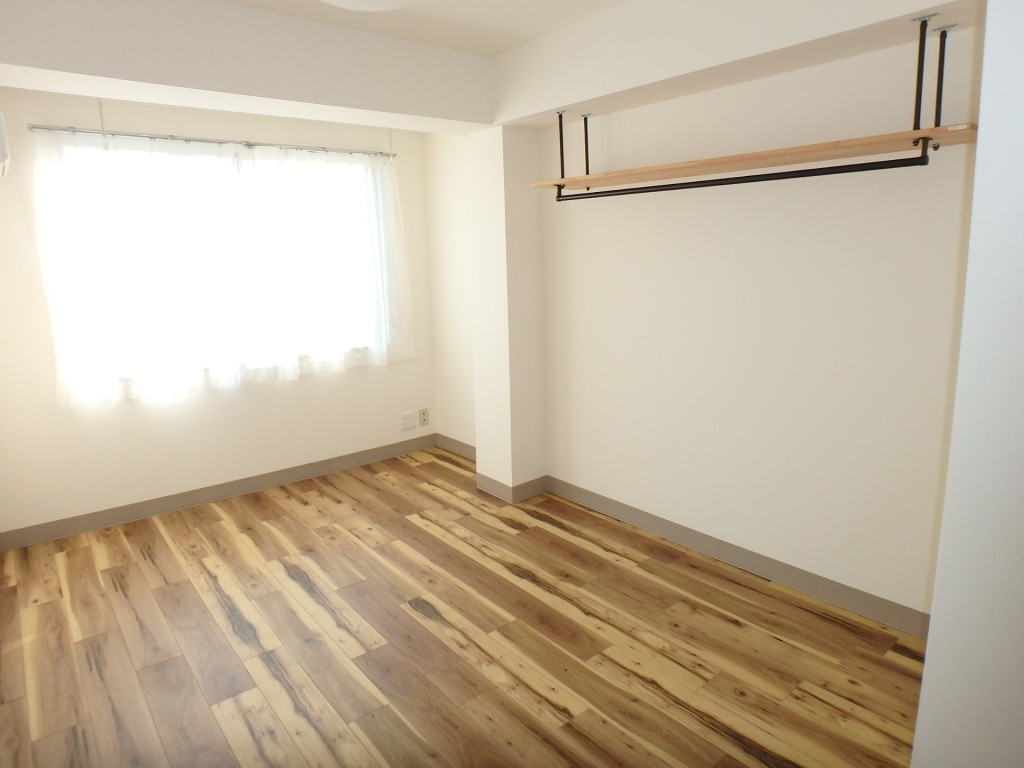 居室・リビング　窓からの日差しが明るい部屋です。