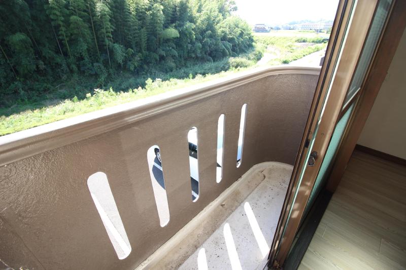 バルコニー　南向きの日当たりの良いバルコニー