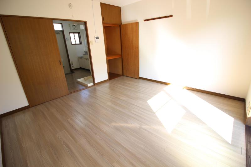 居室・リビング　１　　洋室は8帖　明るいお部屋です。