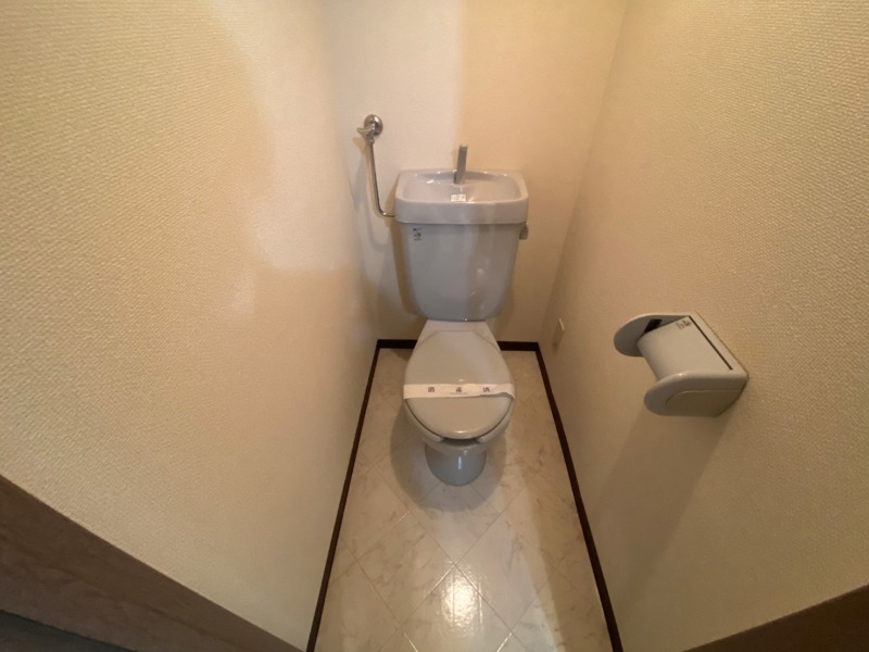 トイレ　こちらはトイレです。清潔感があり、安心して使用できます。
