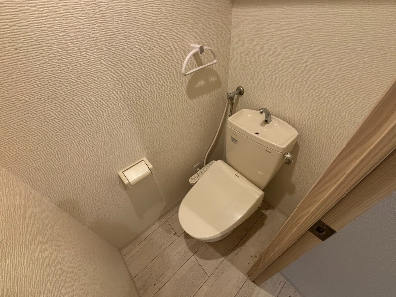 トイレ　こちらはトイレです。清潔感があり、安心して使用できます。