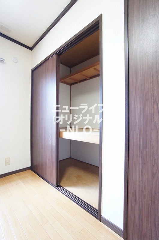 収納　南東側洋室収納☆奥行きがありお布団なども収納できます☆
