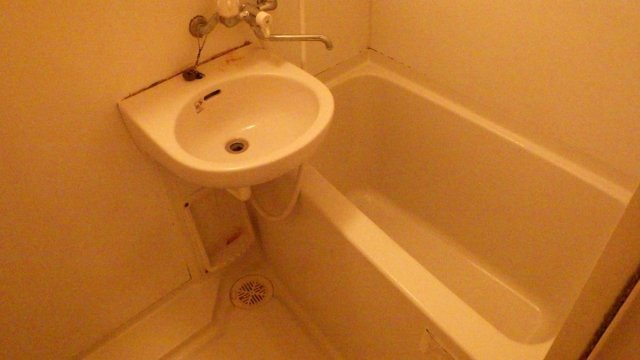 バス・シャワールーム　コンパクトで使いやすいお風呂です