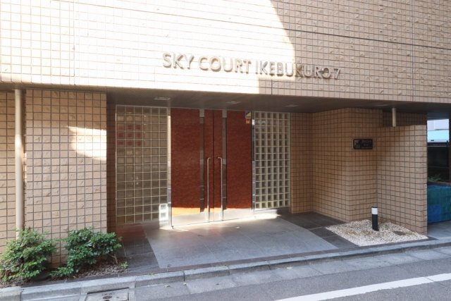 エントランス　落ち着いたエントランスです