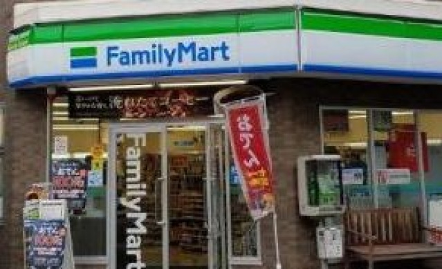 コンビニ　ファミリーマート田園調布本町店（コンビニ）まで126m