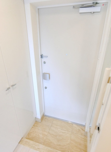 玄関　別部屋の画像を使用しております。