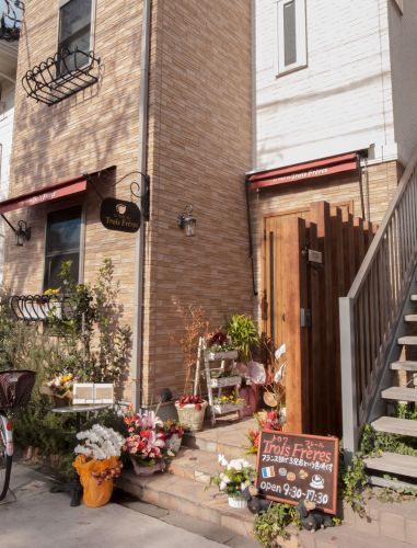 飲食店　ル・カフェ・デ・トロワフレール（飲食店）まで258m