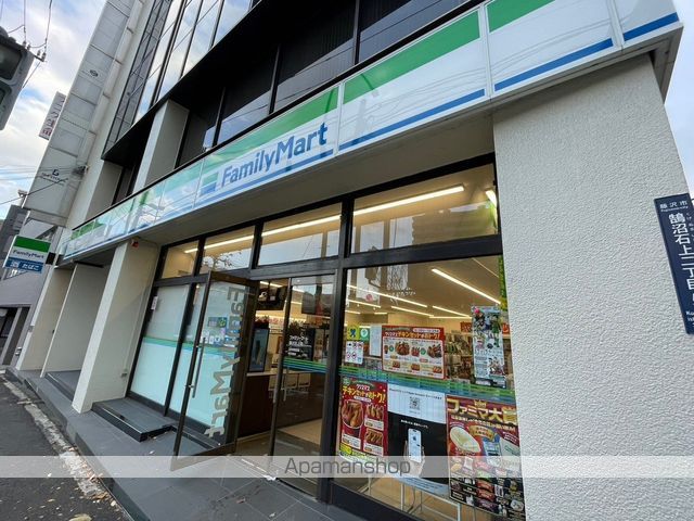 コンビニ　ファミリーマート（コンビニ）まで702m