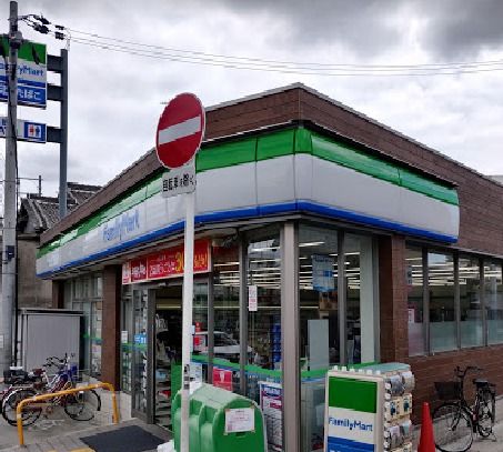 コンビニ　ファミリーマート 小浦下新庄駅前店（コンビニ）まで245m