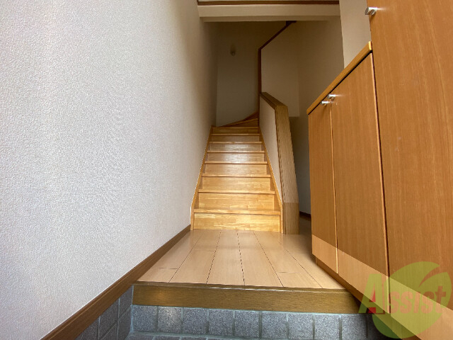 玄関　玄関とリビングの間にワンクッションあるのでいいポイントです