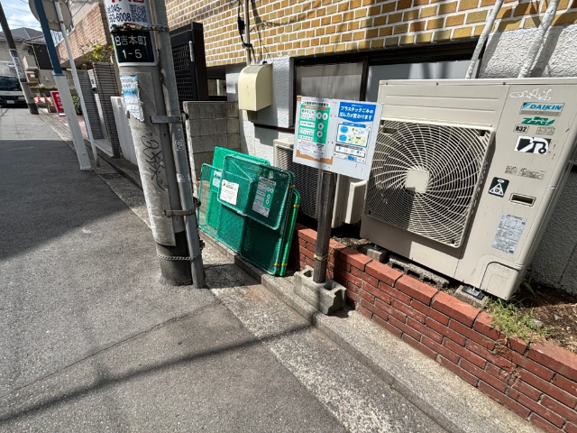 その他　エントランス向かいにゴミ置場ございます