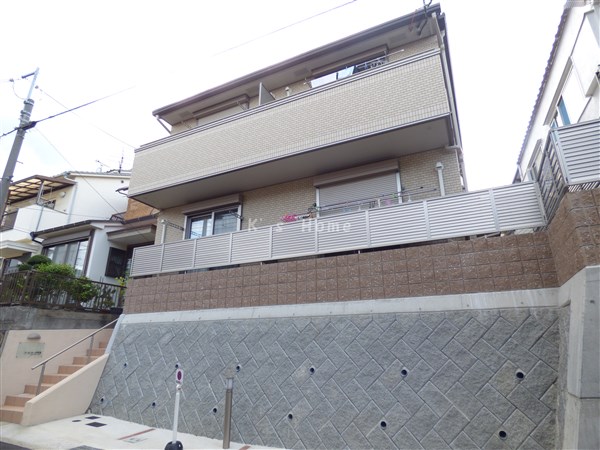 建物外観　外観・向かいの駐車場が月額１６２００円です