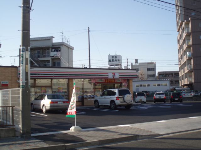 コンビニ　セブンイレブン（コンビニ）まで380m
