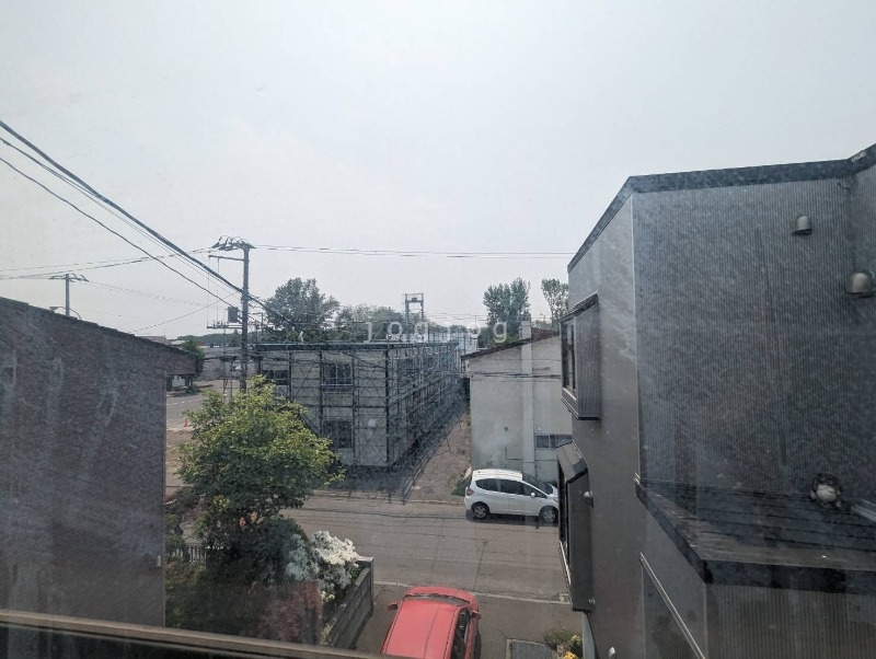 眺望　窓から明るい光が差し込みます。