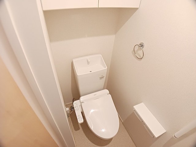 トイレ　落ち着いた色調のトイレです