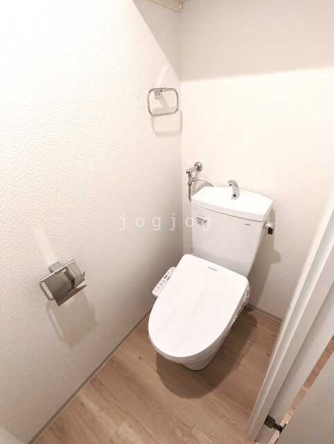 トイレ　ストックおける棚付いてます