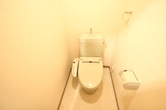 トイレ　別号室の写真です。
