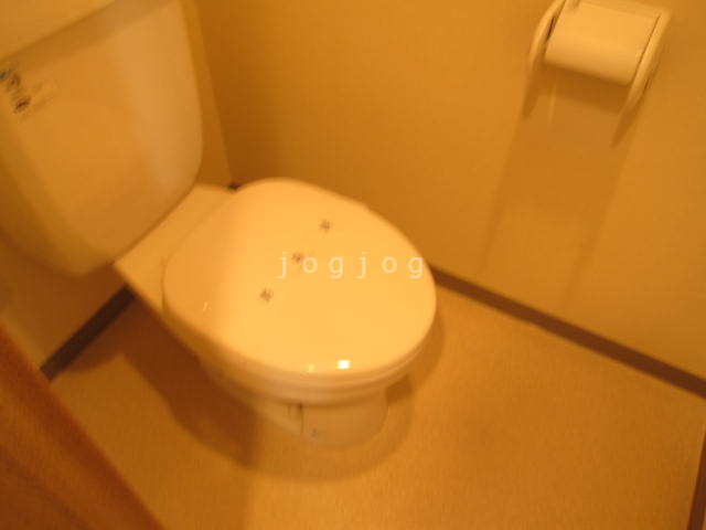 トイレ　嬉しい温水洗浄便座付きのトイレです。