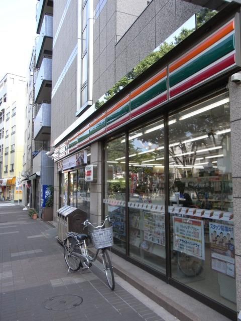 コンビニ　セブンイレブン（コンビニ）まで300m