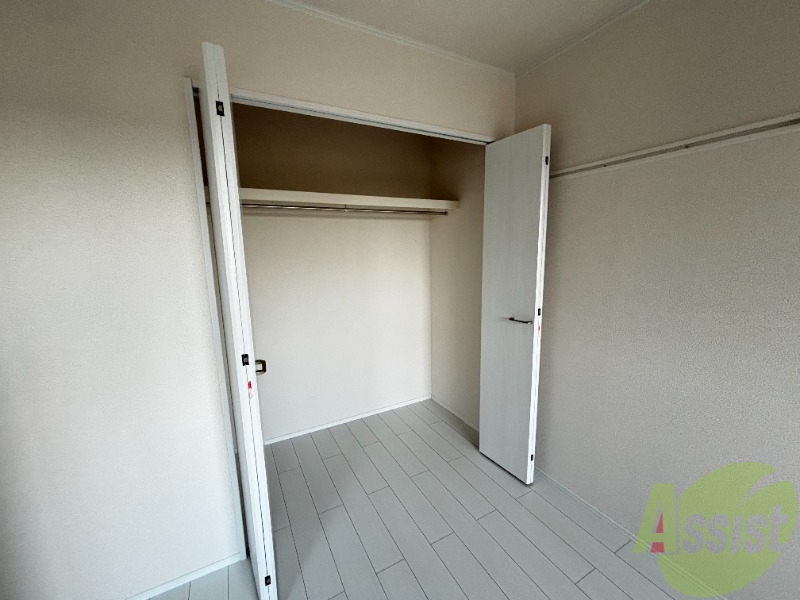 収納　洋室にあるクローゼットです。両開きになっています。