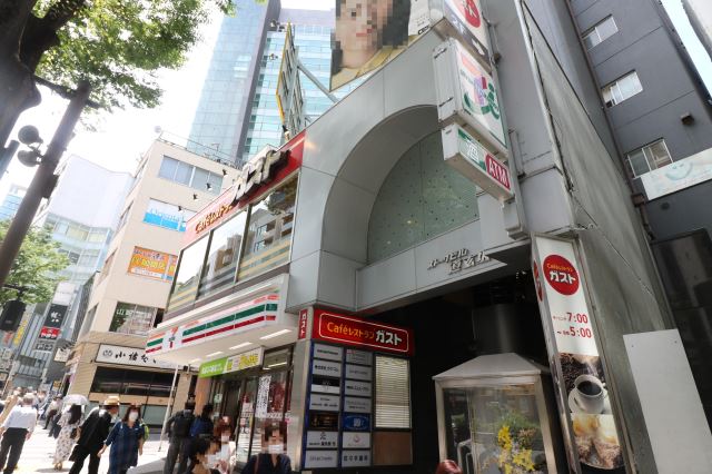 飲食店　ガスト（飲食店）まで290m