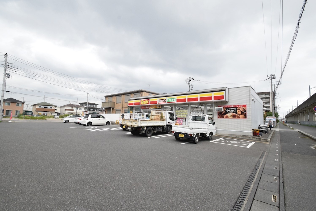 コンビニ　デイリーヤマザキ八潮南川崎店（コンビニ）まで657m