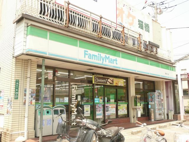 コンビニ　ファミリーマート（コンビニ）まで150m