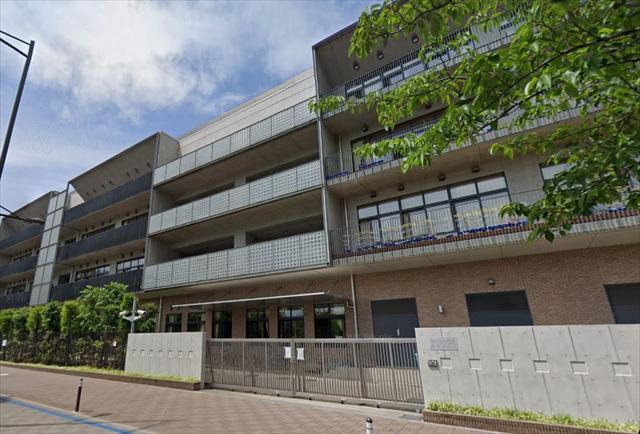 小学校　港区立港南小学校（小学校）まで563m