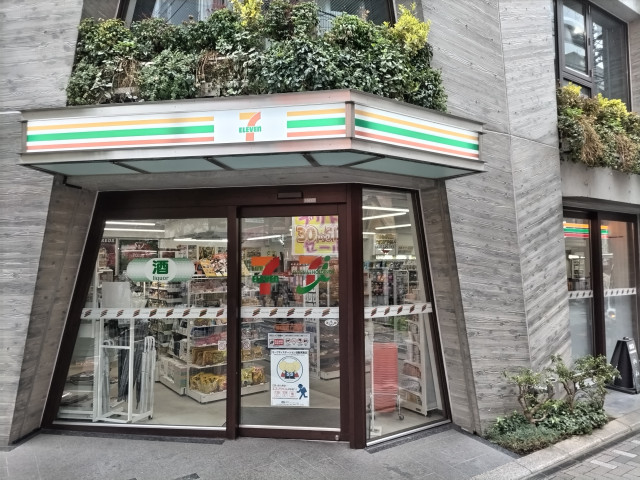 コンビニ　セブン－イレブン　浦和仲町１丁目店（コンビニ）まで51m