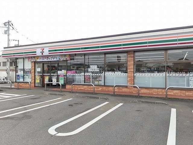 コンビニ　セブンイレブン取手戸頭4丁目店（コンビニ）まで530m